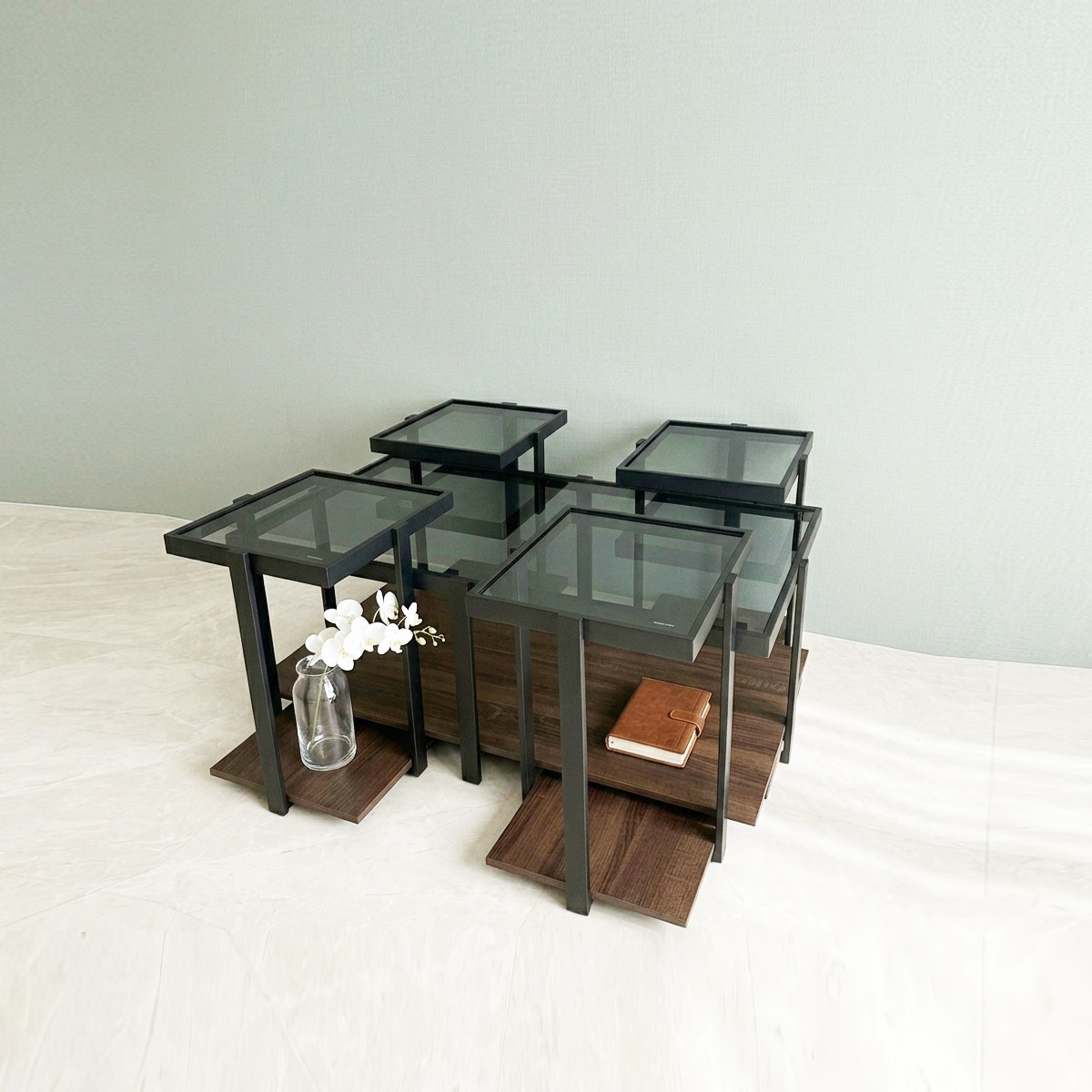طقم طاولات قهوة  زجاجية مودرن 5 قطع - أسطح زجاجية وقواعد خشبية بهيكل معدني أسود